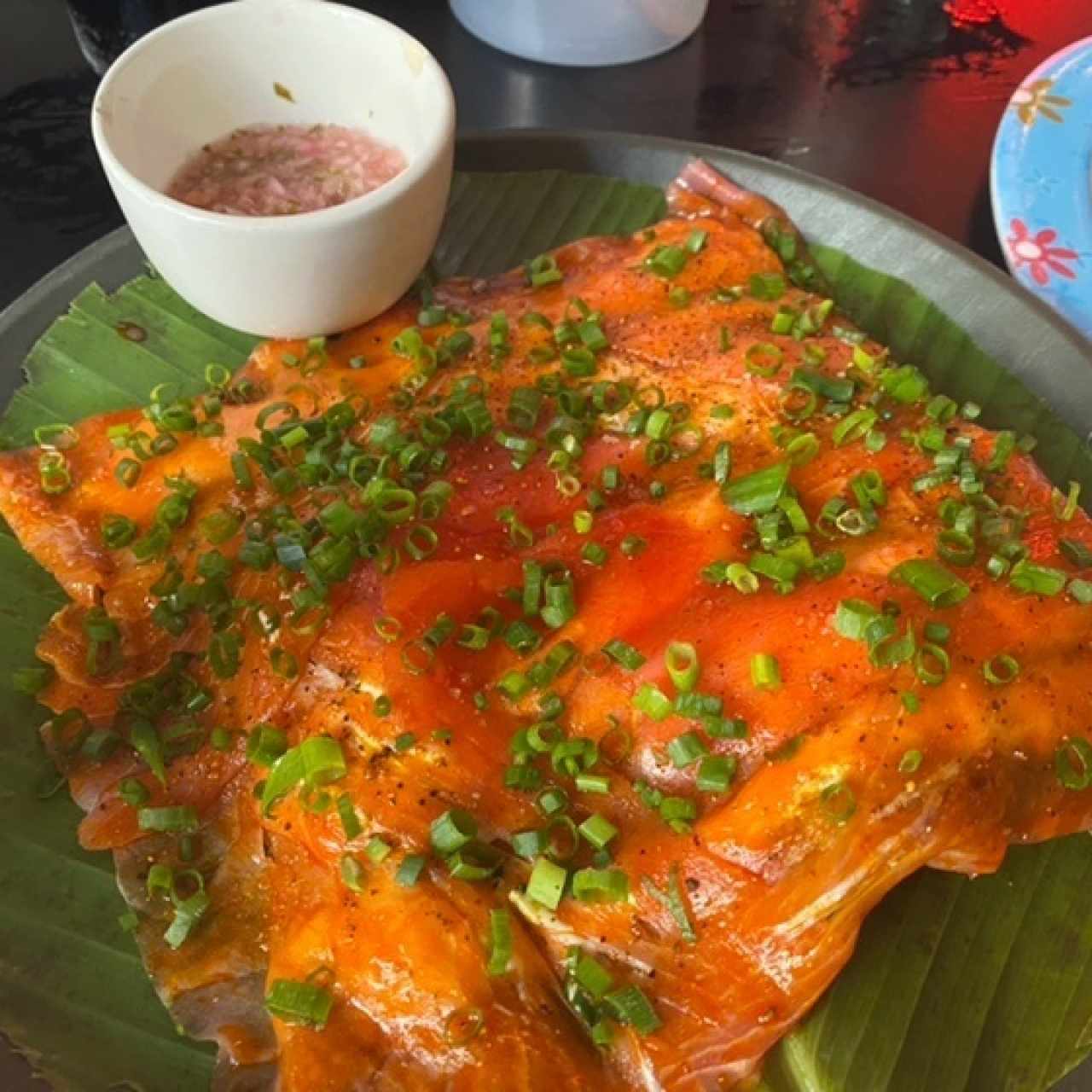 yuca con carpaccio de atún