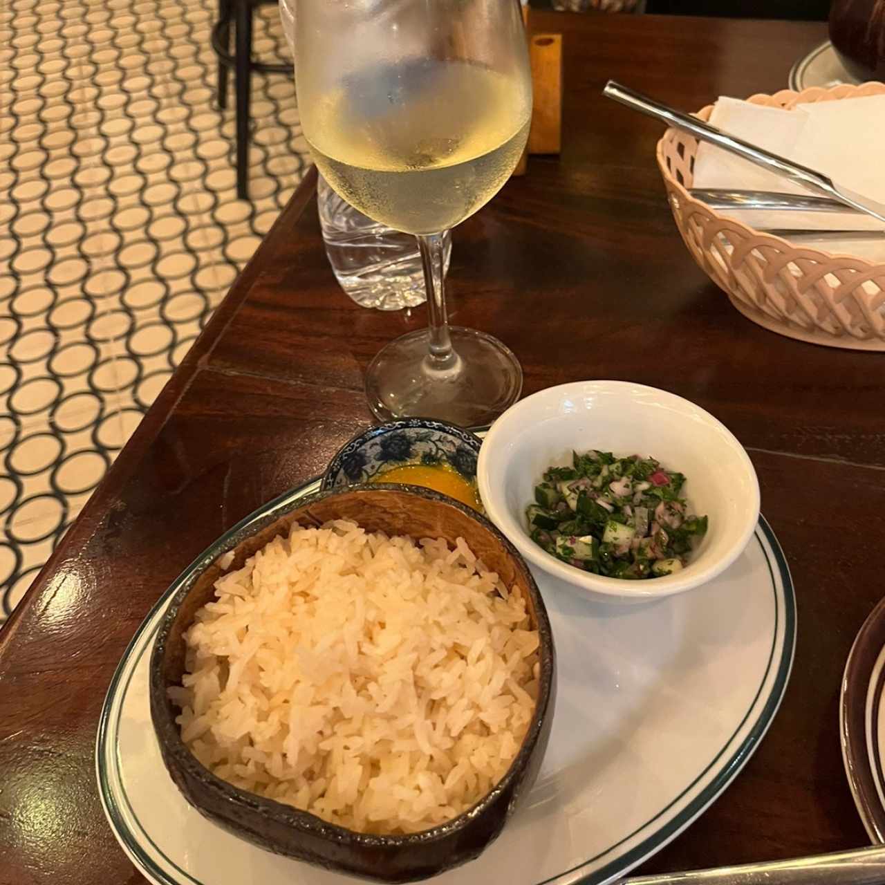 Arroz con coco y ensaladilla