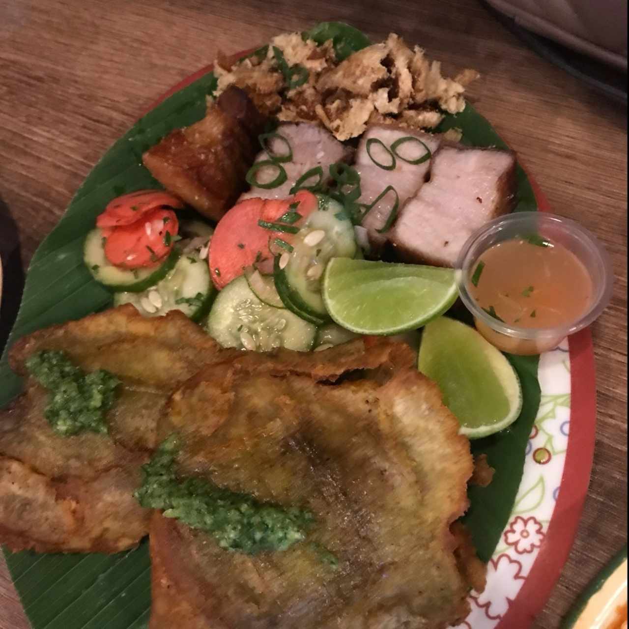 Chicharron de puerco ahumado con patacones al ajillo y encurtido 👌🏻