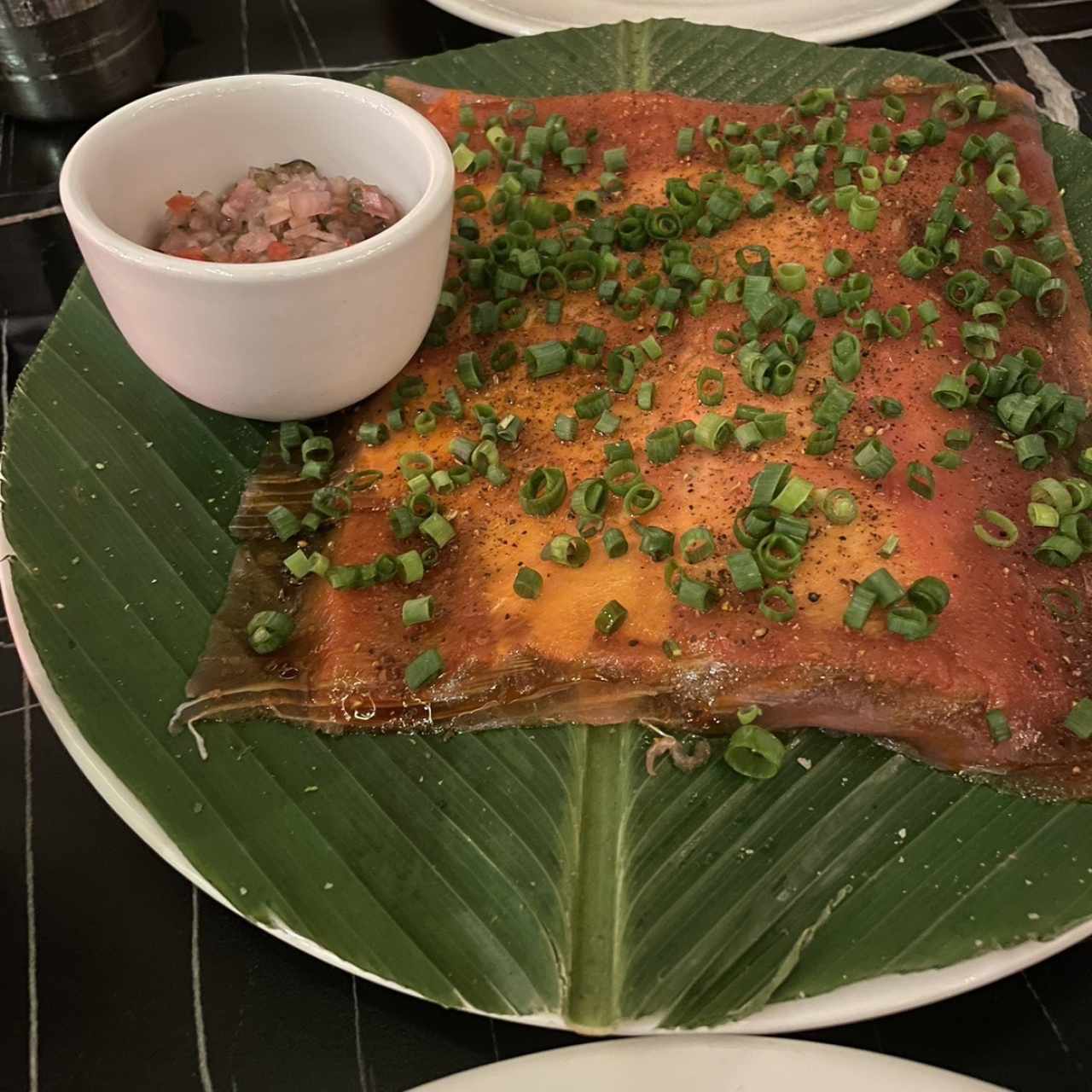 Yuca tostada con carpaccio de atún y ceviche 