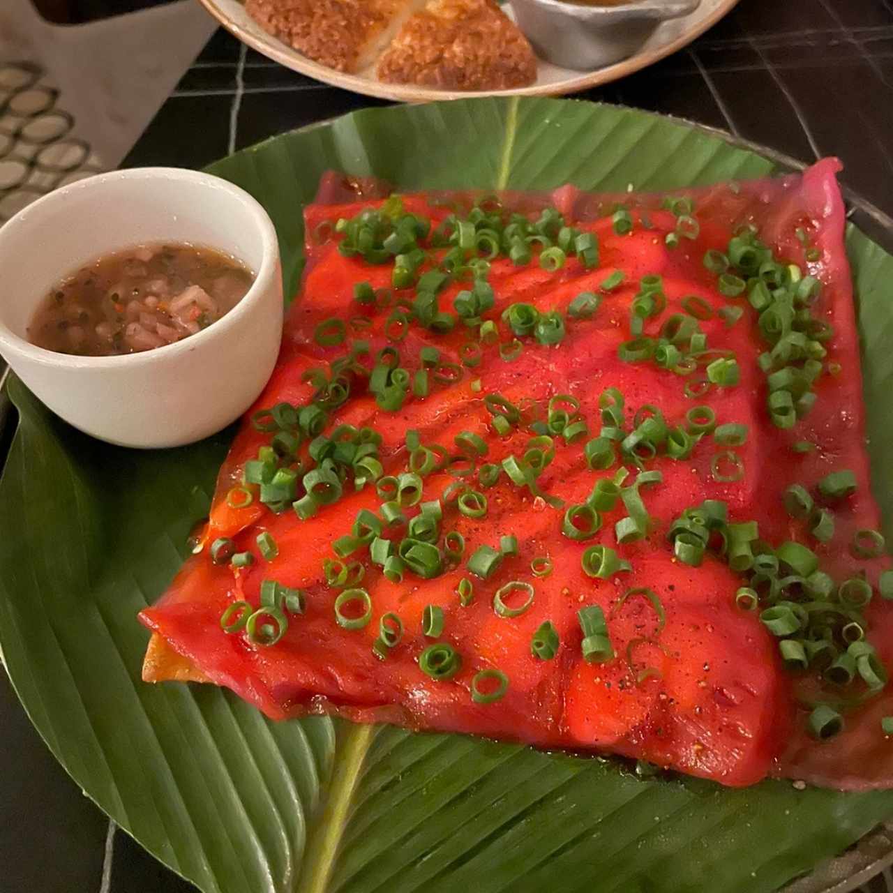 Tostada de yuca con tiradito de atun