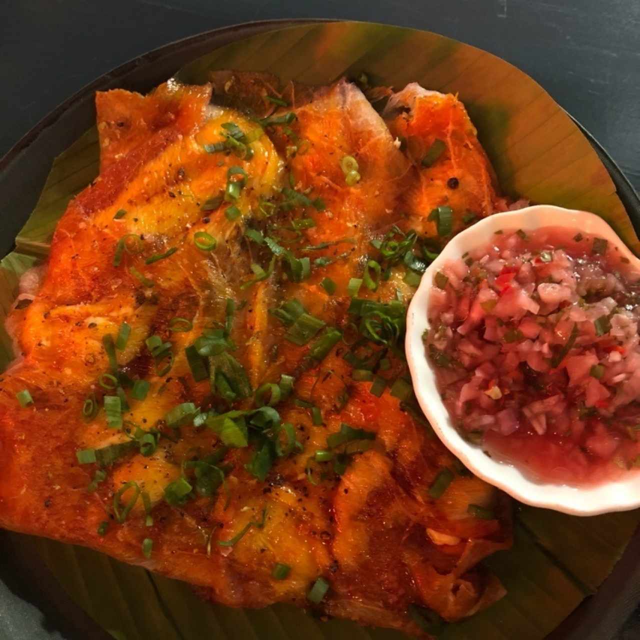 carpaccio sobre yuca frita 