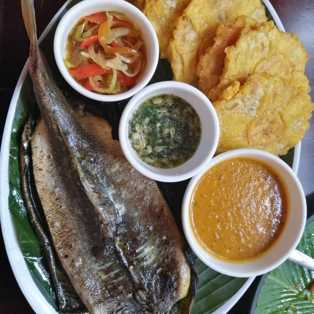 Corvina al ajillo con tamal de olla