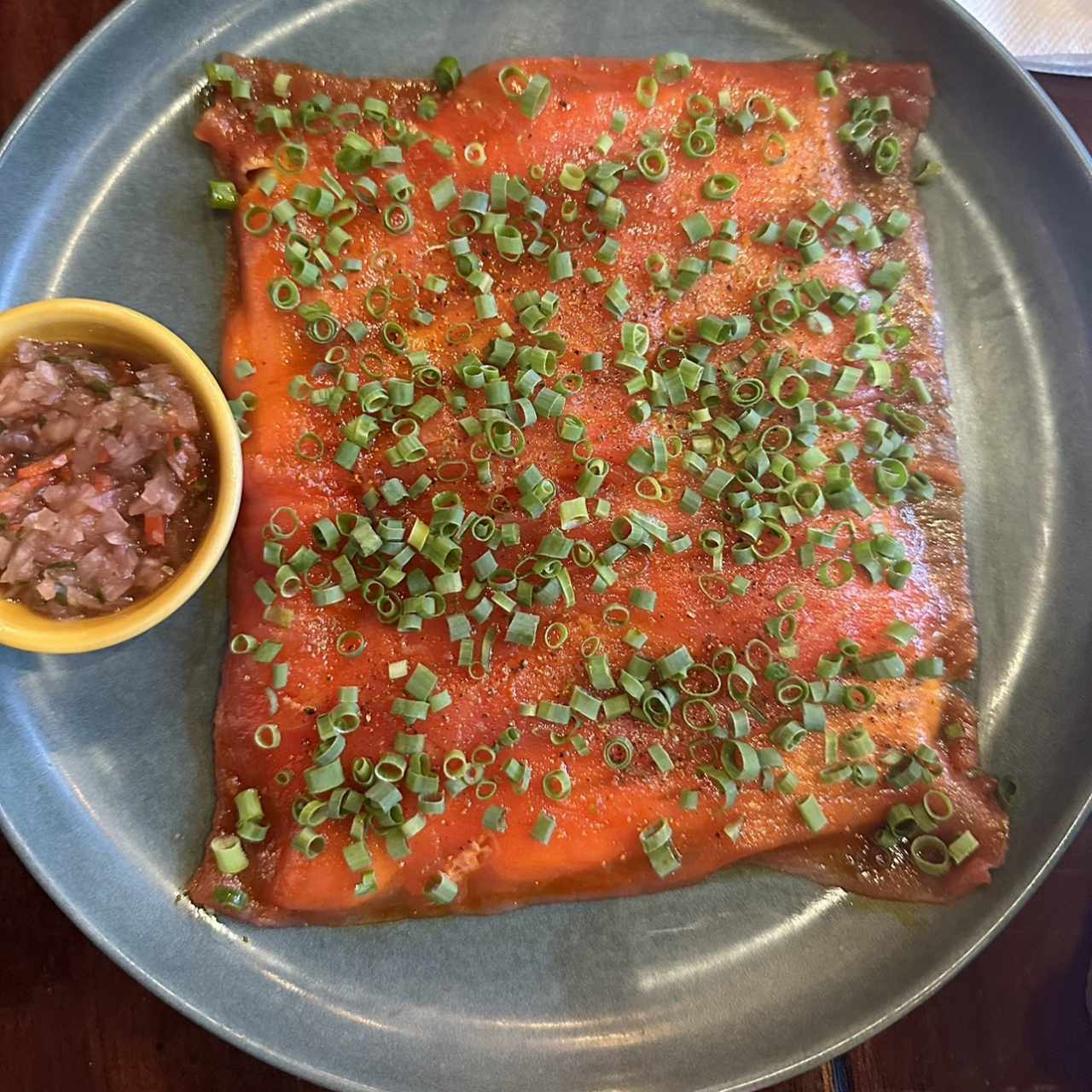 Yuca Tostada con Carpaccio de Atun