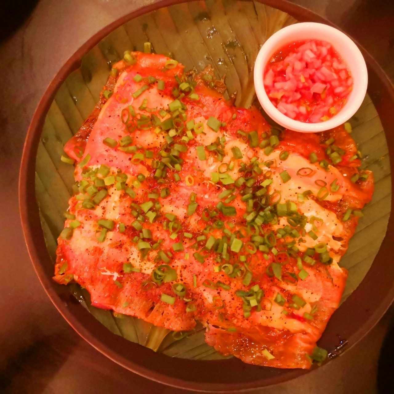 carpaccio de atún con yuca crujiente