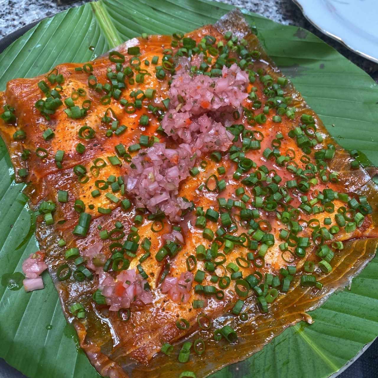 Yuca Tostada con carpaccio de atun