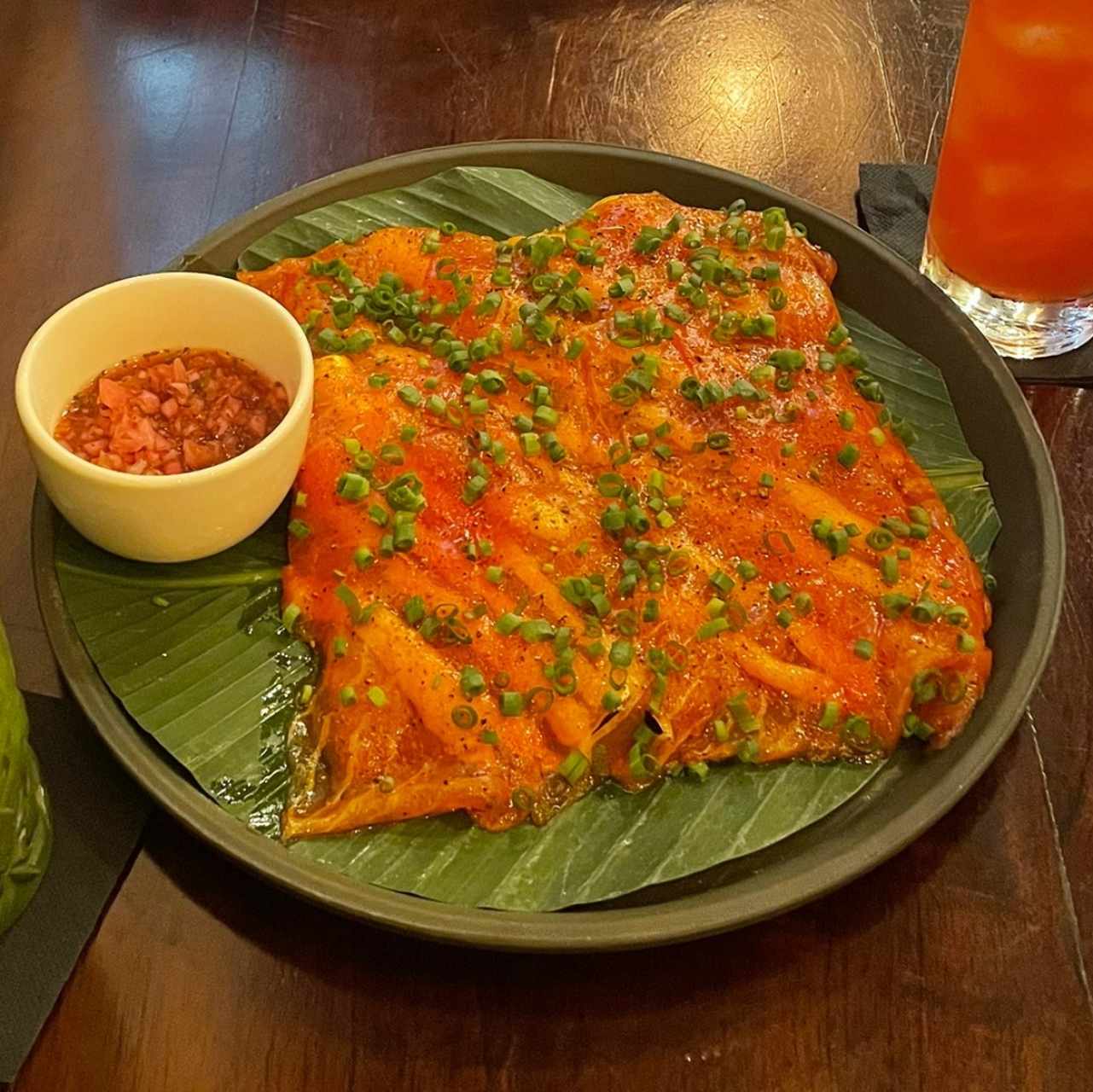 Carpaccio de atún con yuca tostada y ceviche