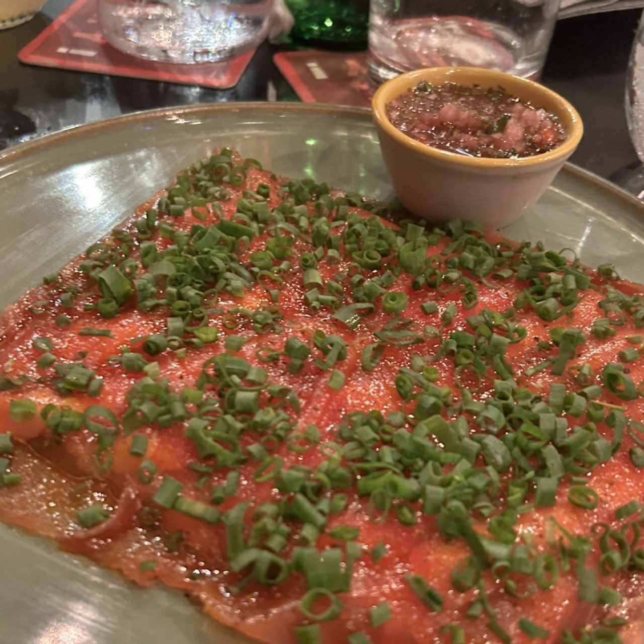 Yuca Tostada con Carpaccio de Atun