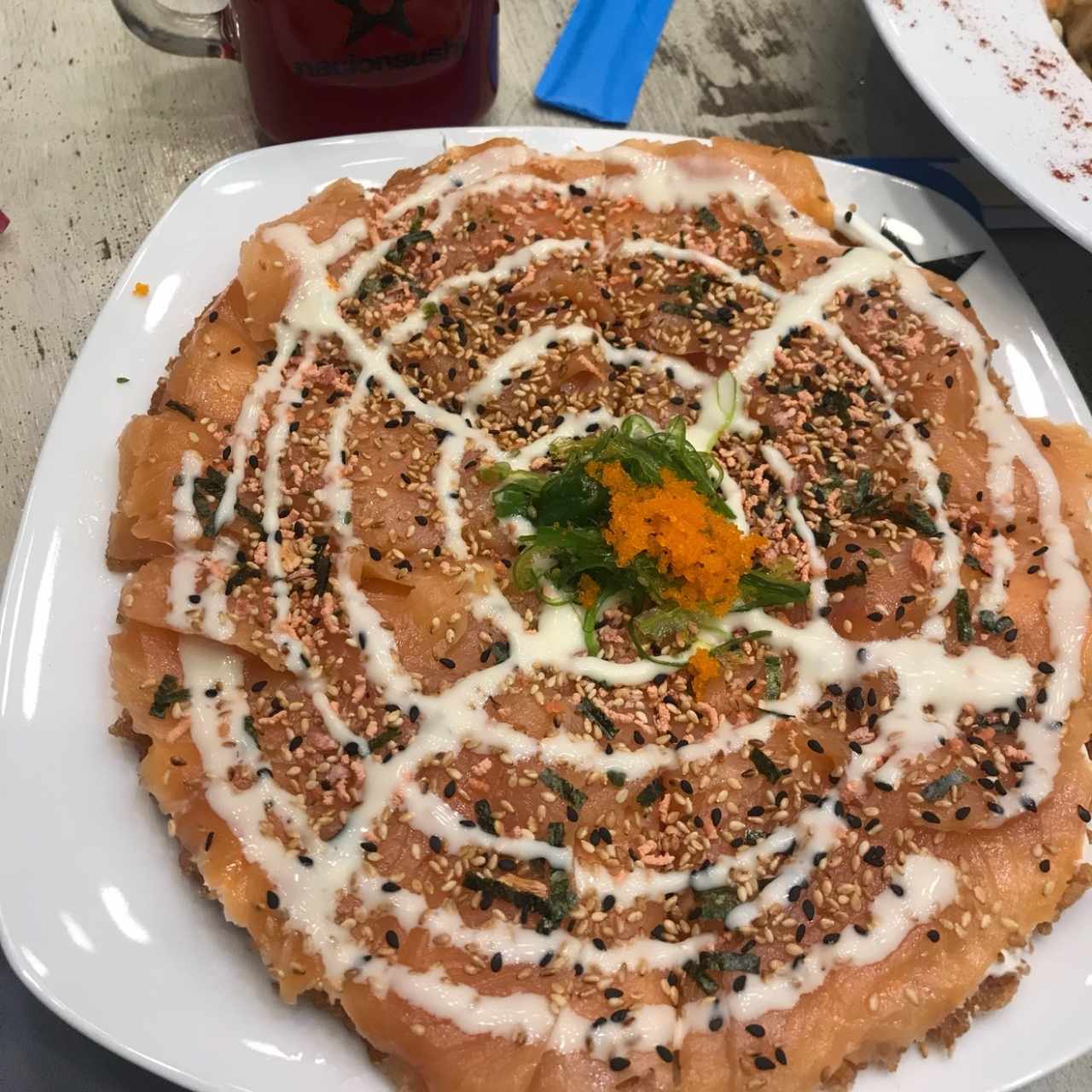 Sushi pizza de salmón