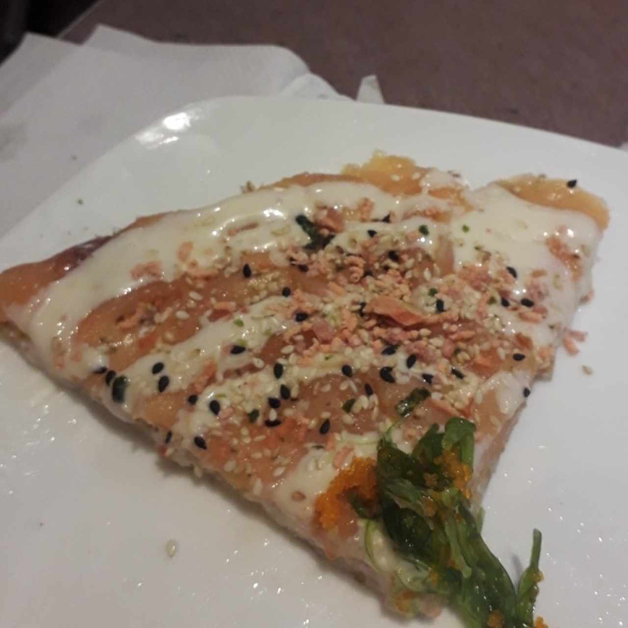 Sushi pizza de salmón