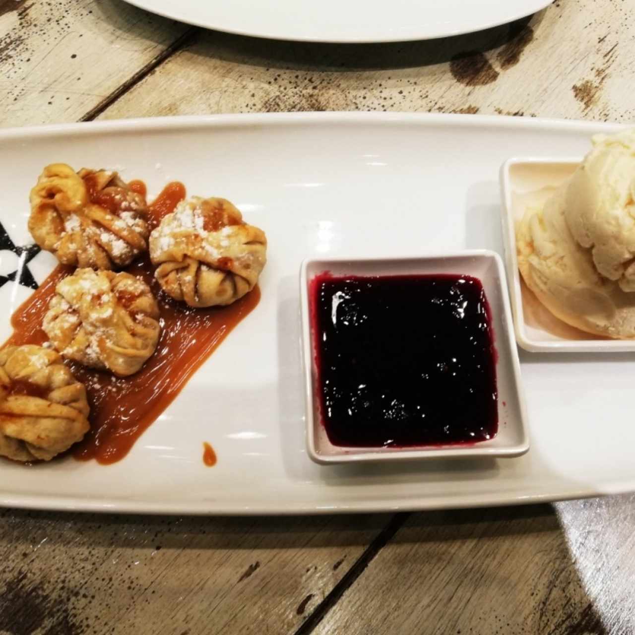 Wanton de Queso y Dulce de Leche con Helado