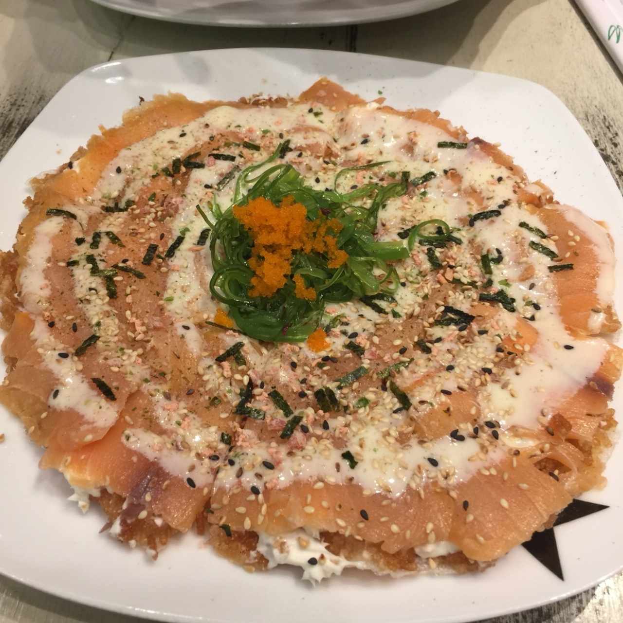 Sushi pizza de salmón