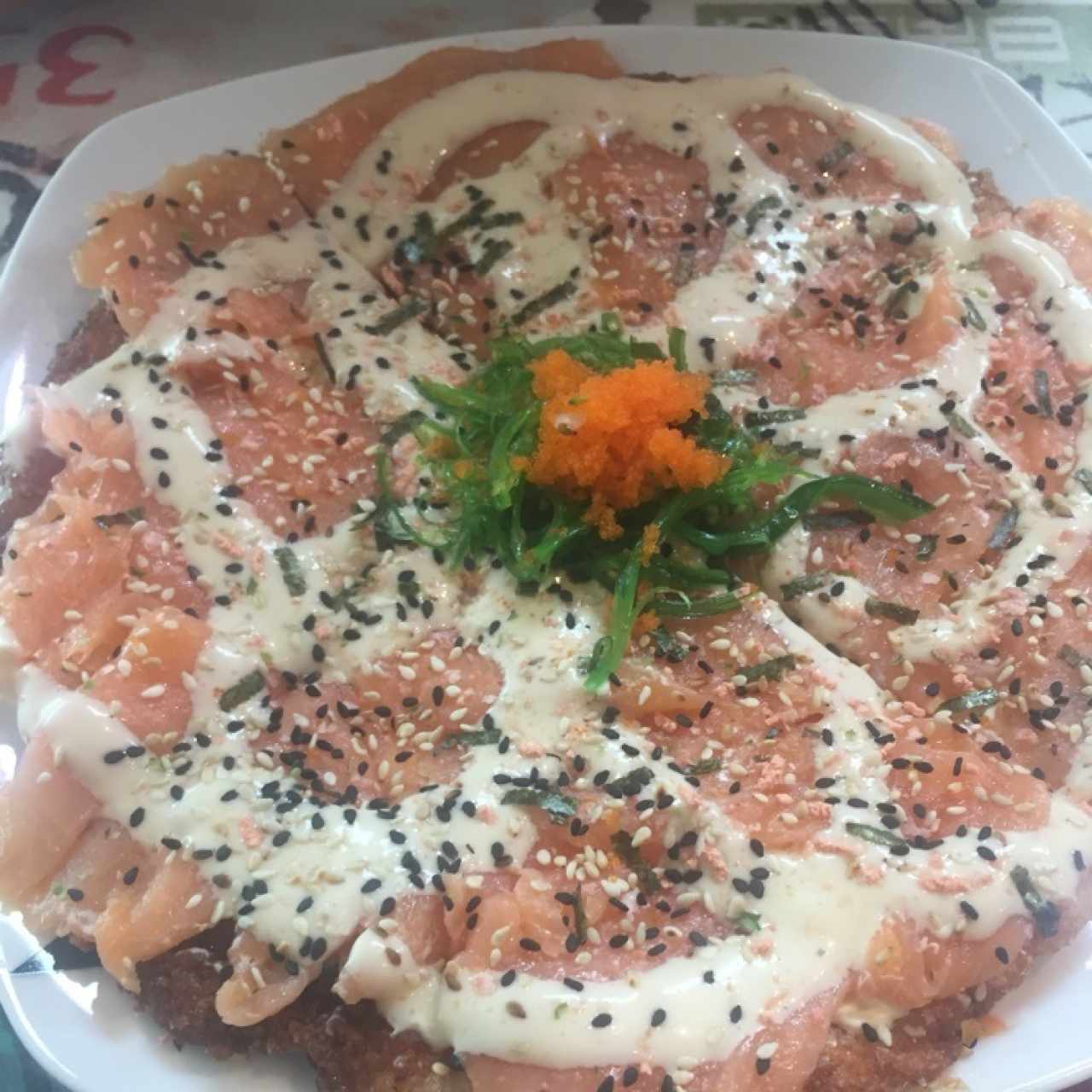 Sushi pizza de salmón