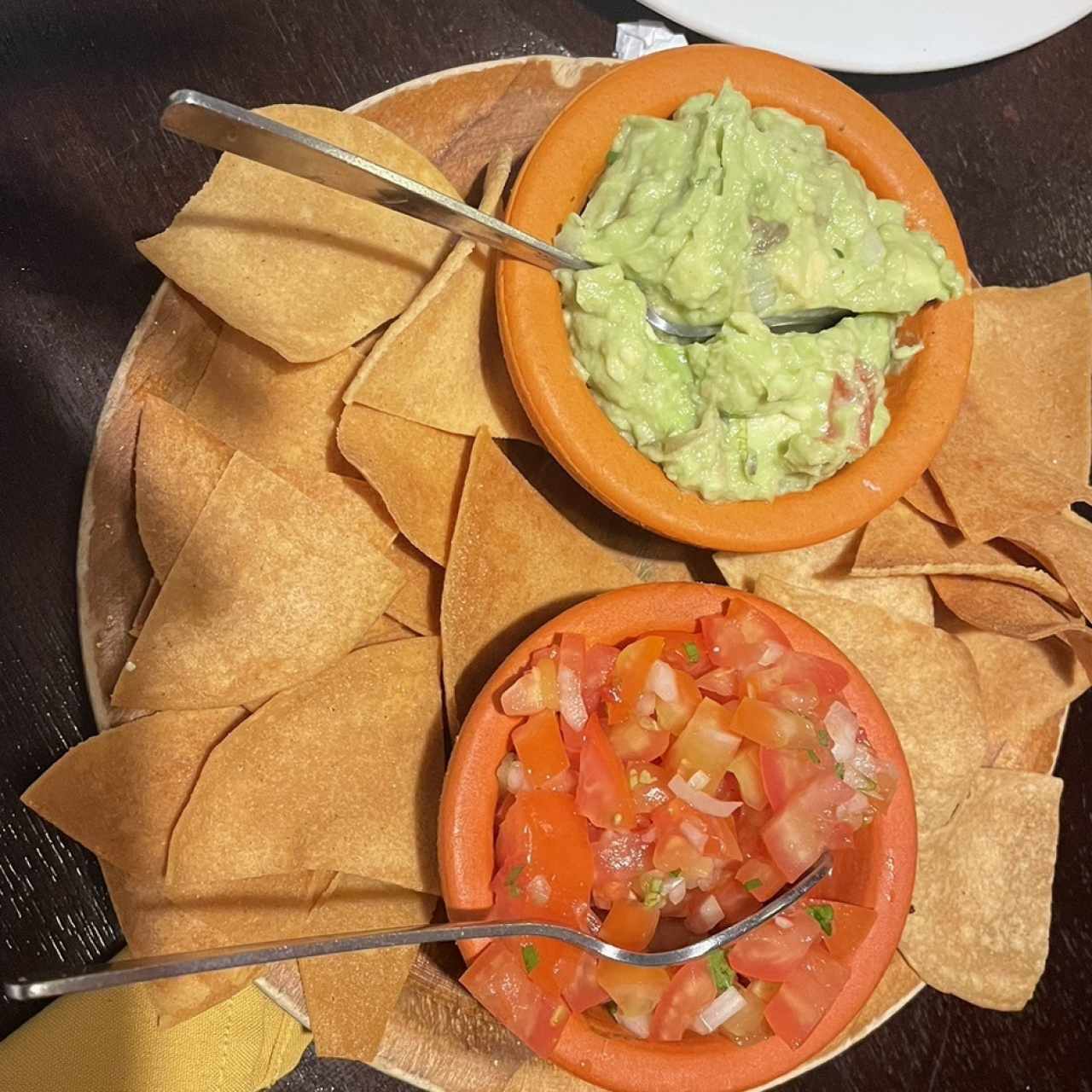 Totopos guacamole y pico de gallo 