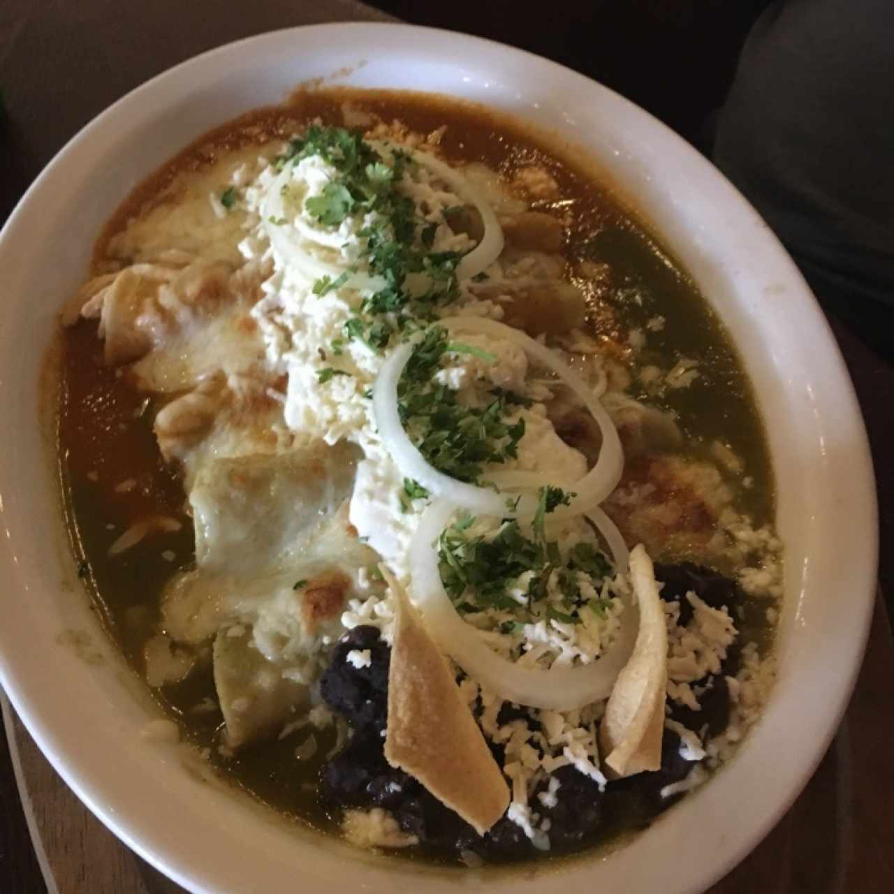 enchiladas divorciadas (salsa verde y roja)