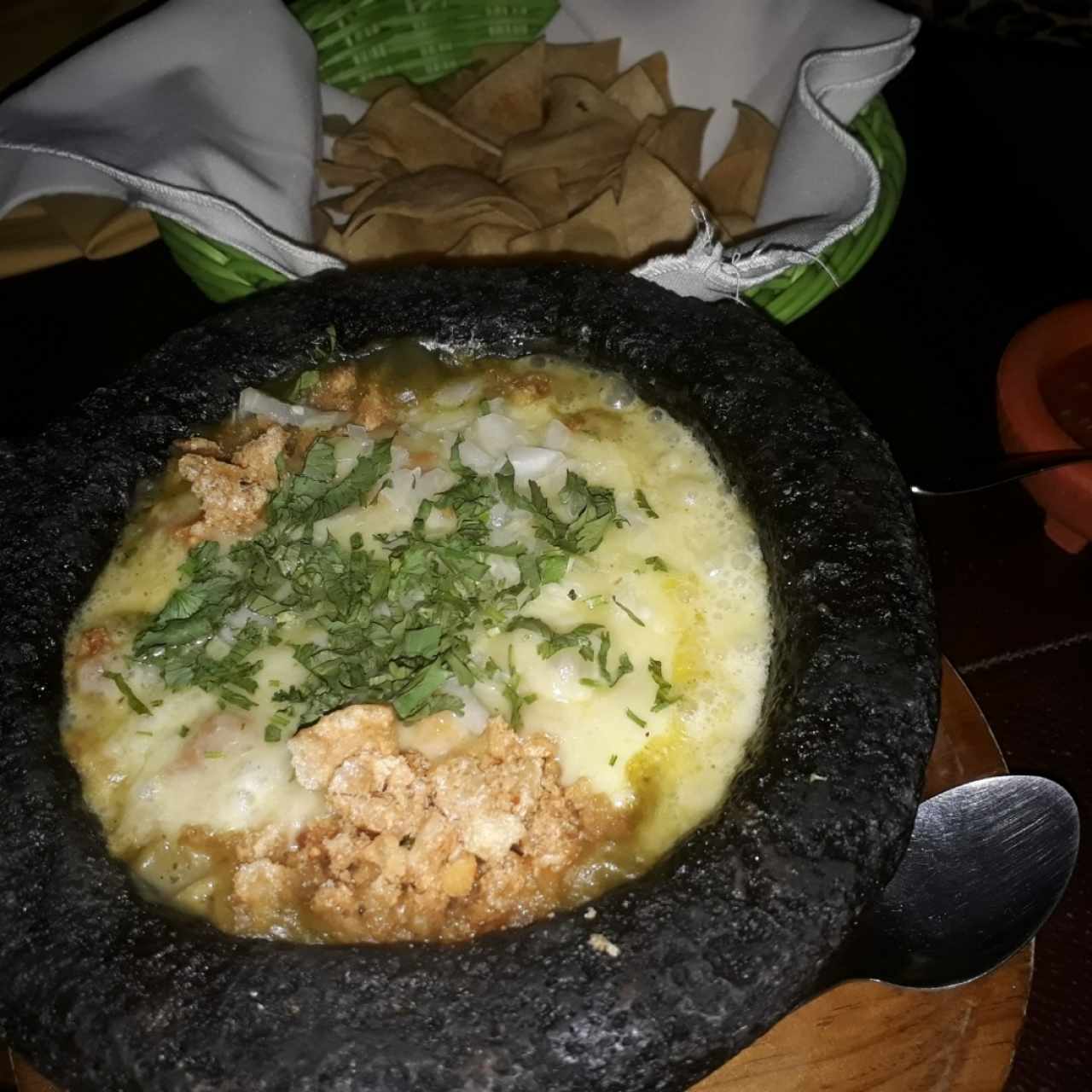 queso fundido con chicharrón