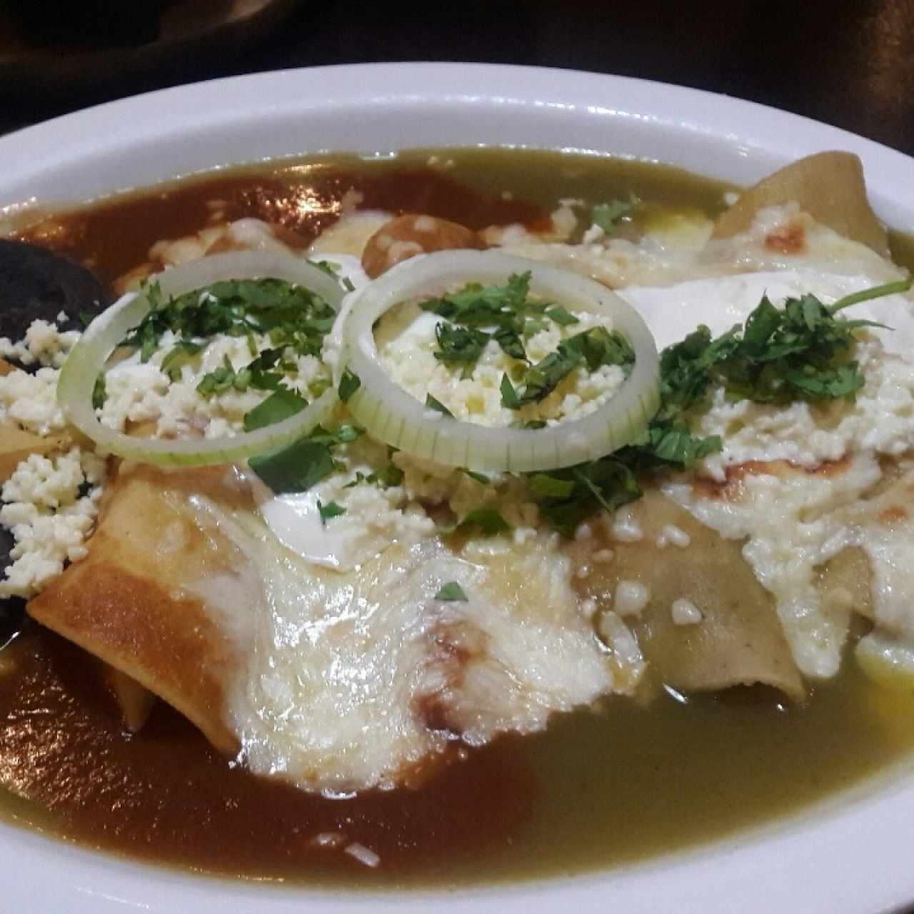 Enchiladas salsa divorciada