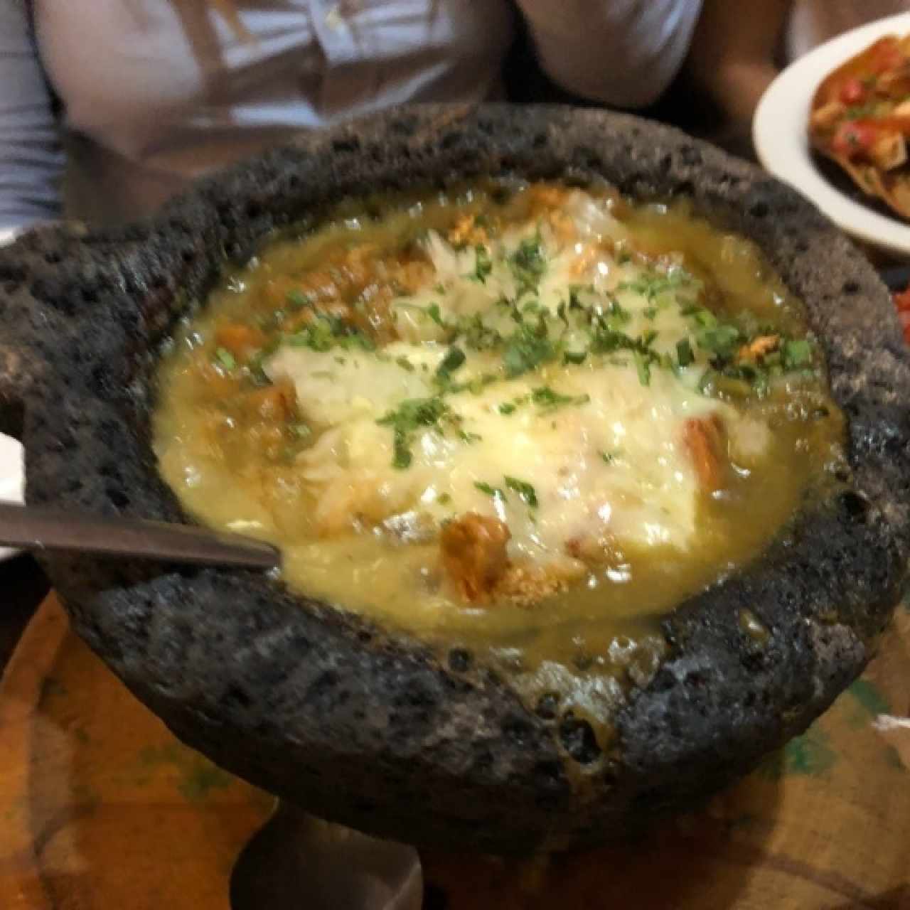 queso fundido con chicharrón