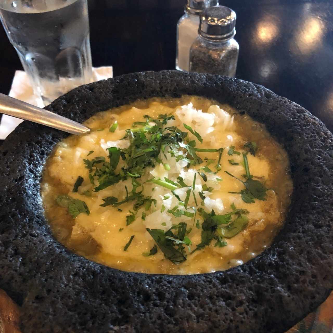 Queso fundido con chicharrón