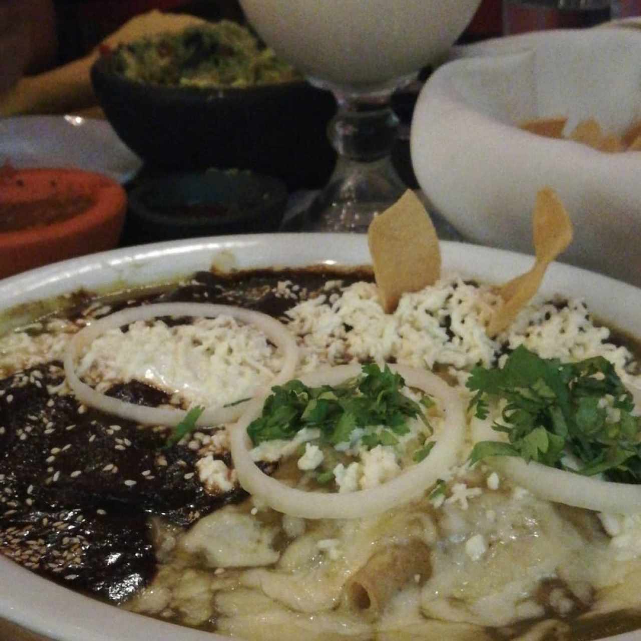 enchiladas con mole y salsa verde