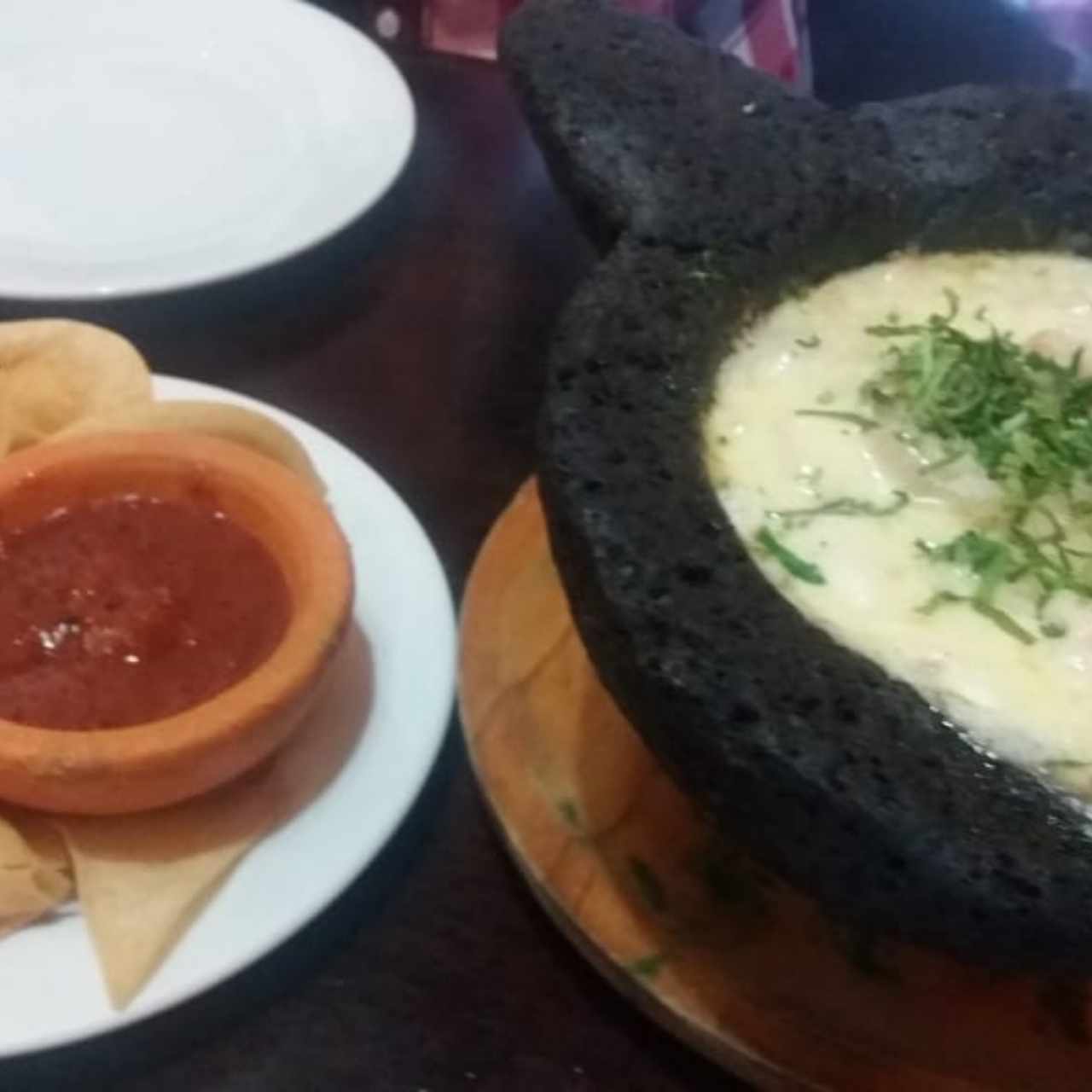 Queso fundido con chicharrón 