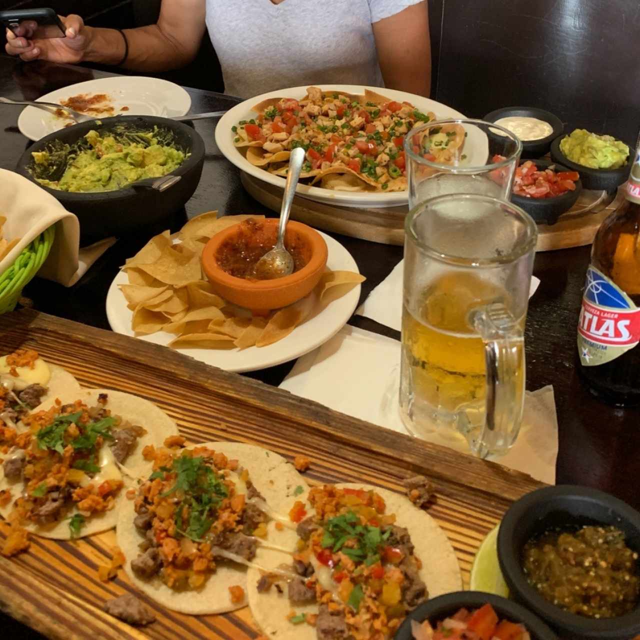 Guacamole, tacos, quesadillas y una cerveza super fria