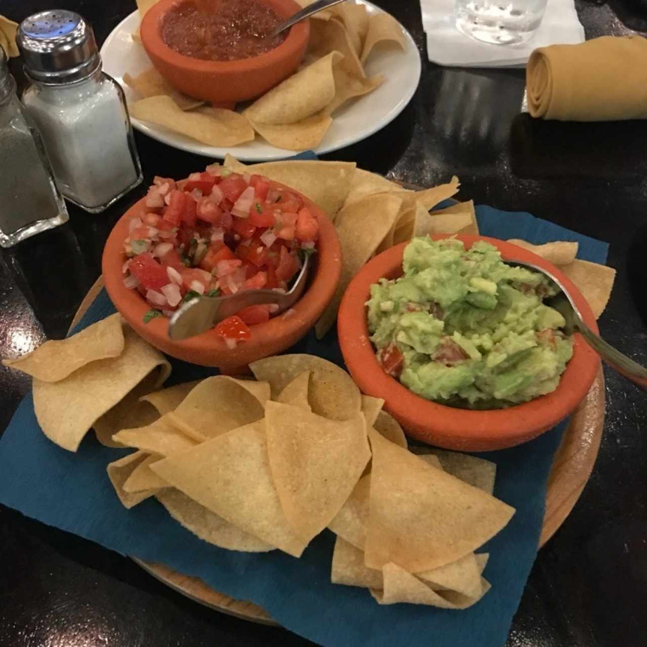 tostones, pico de gallo y guacamole