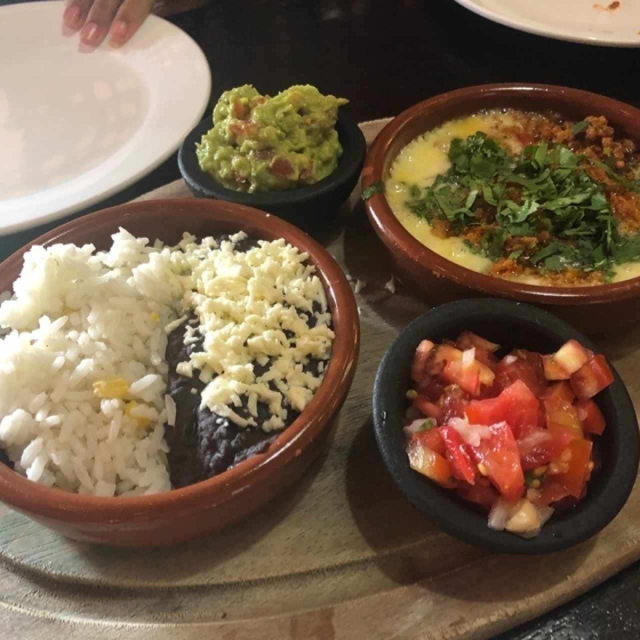 Queso fundido, frijoles, guacamole, pico e gallo