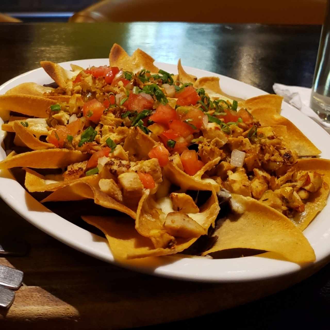 Nachos con queso y pollo.