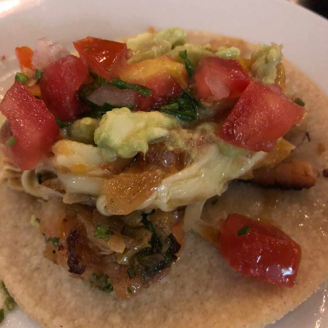 Tacos mixtos de camarones y pulpos con guacamole y pico de gallo