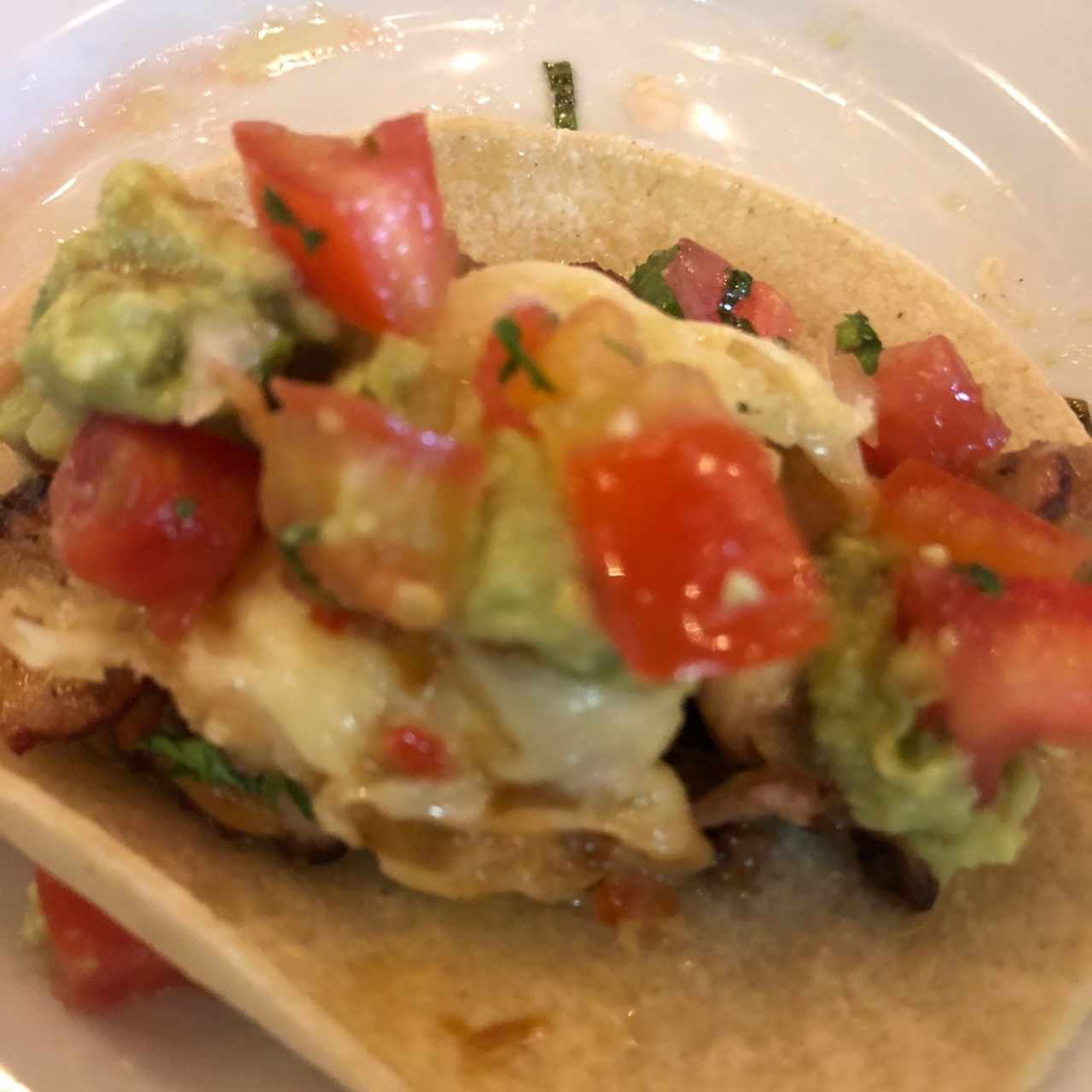 Tacos mixto con guacamole y pico de gallo