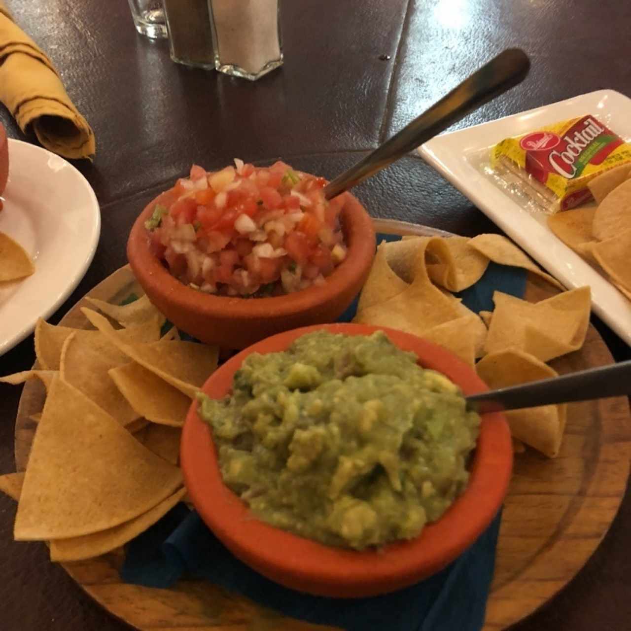 Totopos con tomates y guacamole