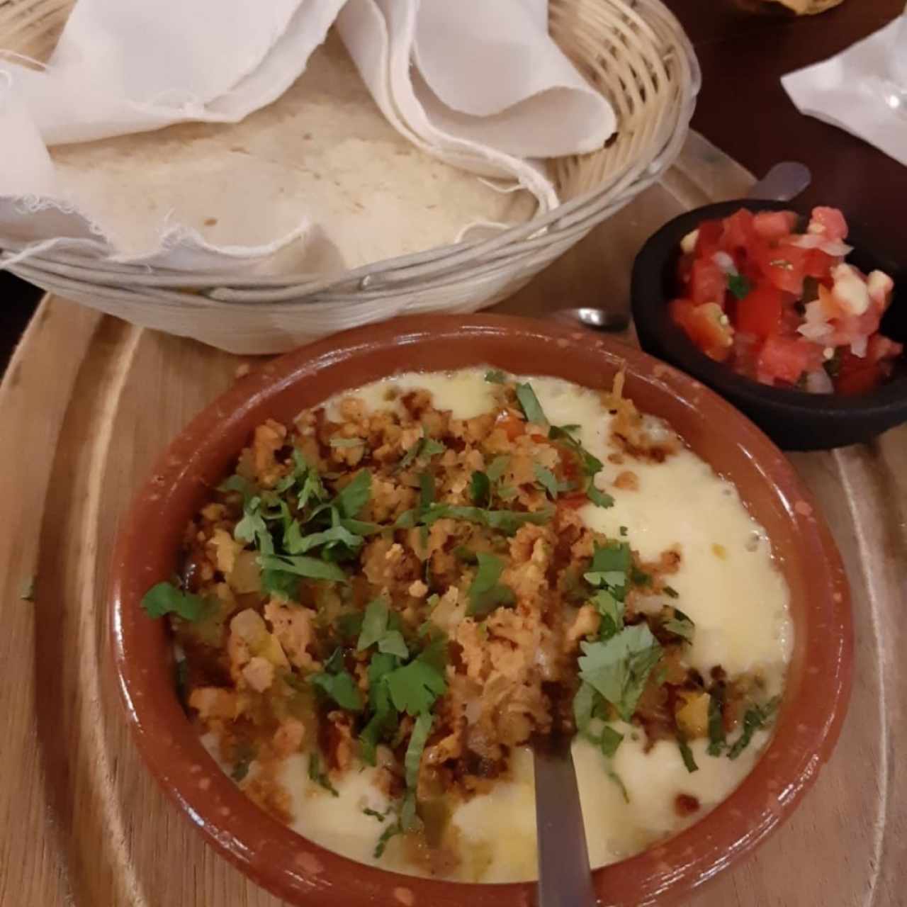 queso fundido con chorizo