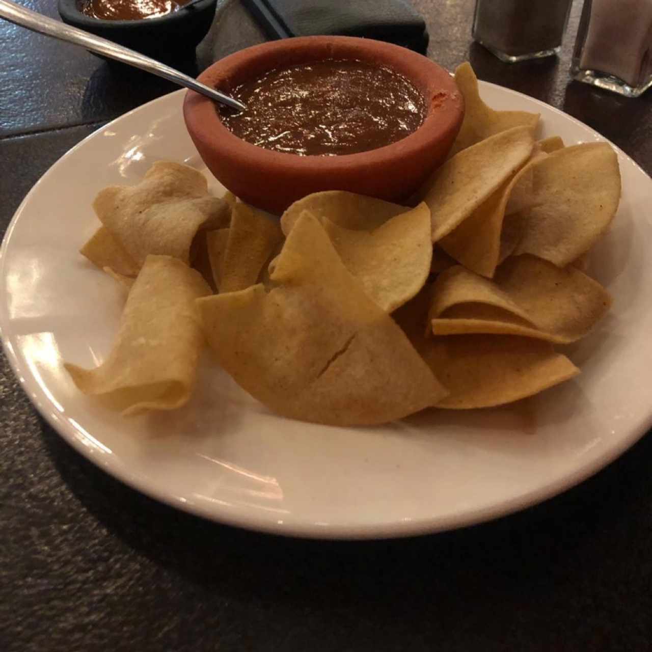 nachos de cortesía con salsa de la casa