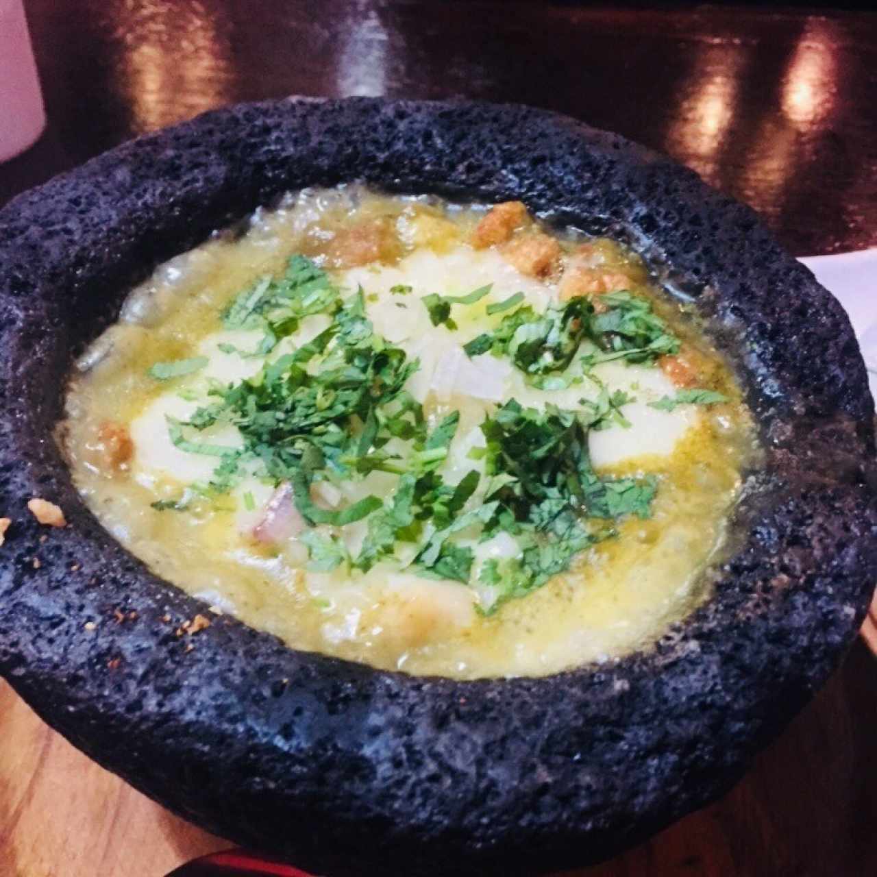 Queso fundido con chicharrón