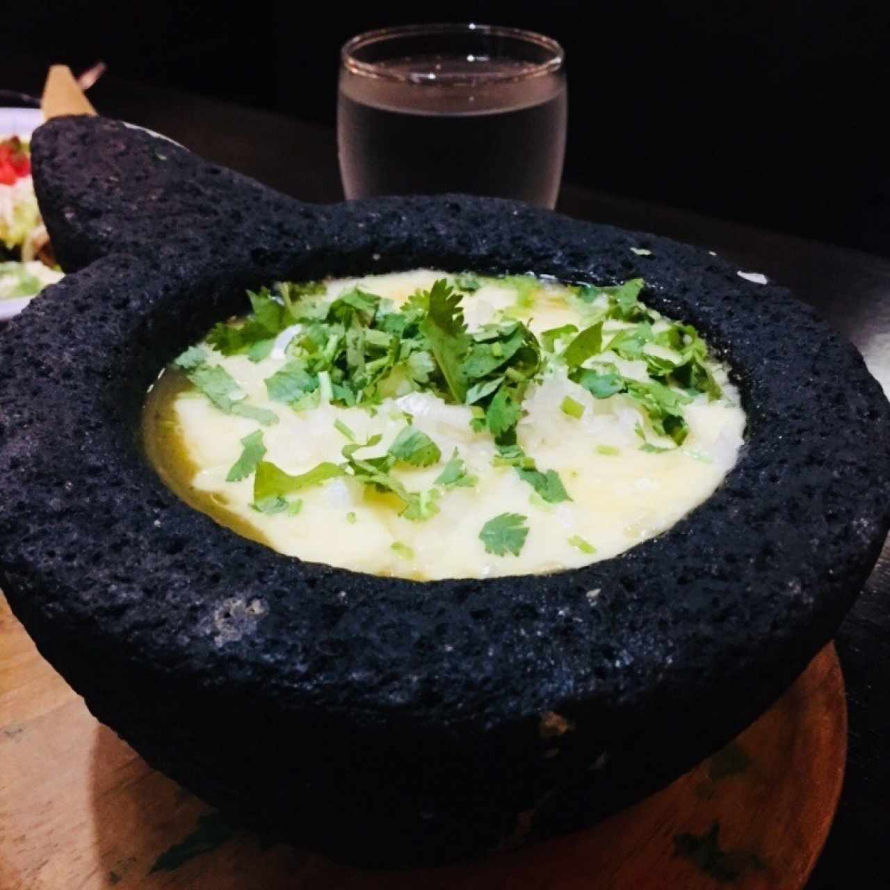 Queso fundido con chicharrón