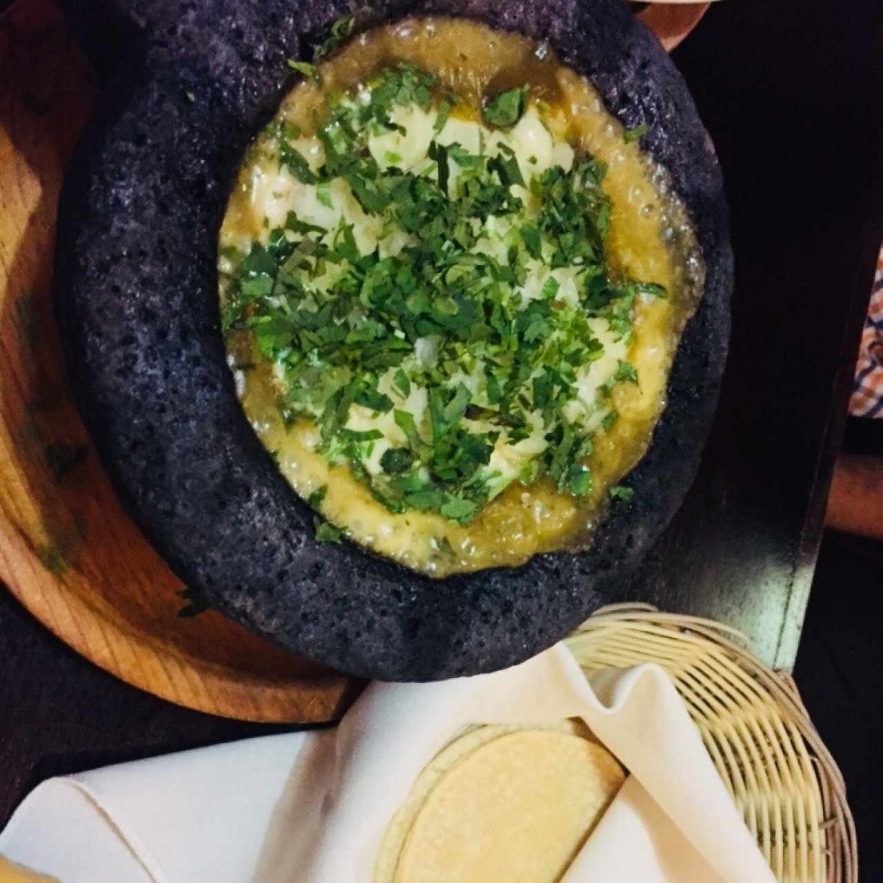 Queso fundido con chicharrón