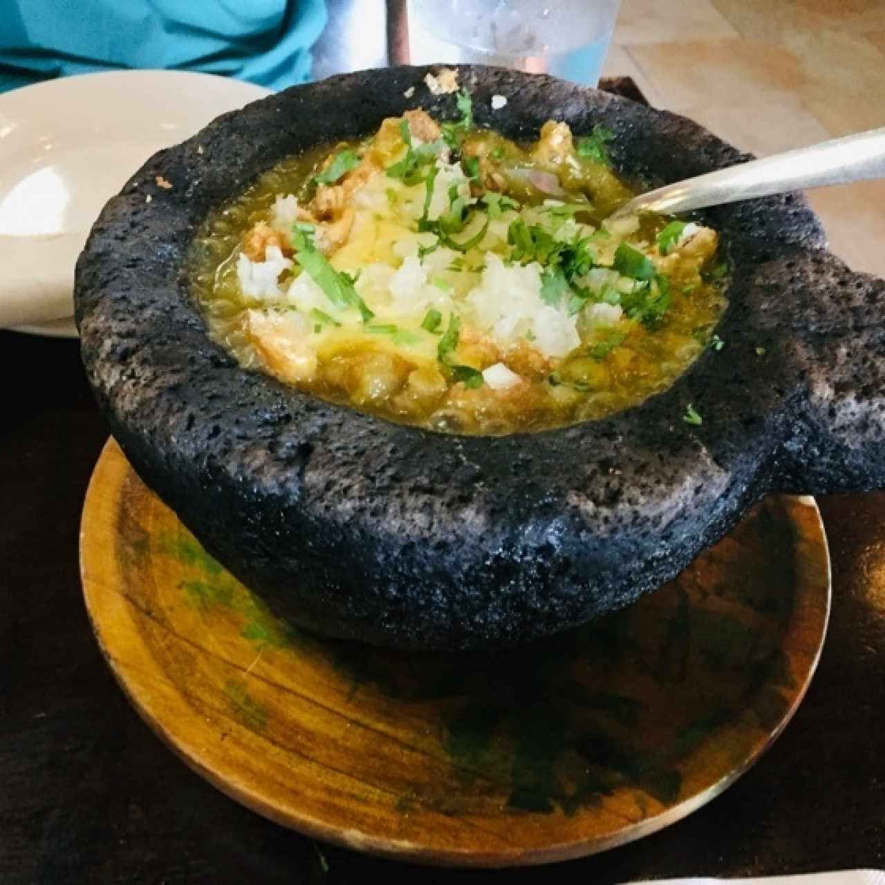 Queso fundido con chicharrón