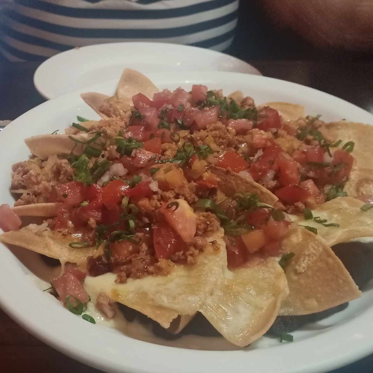 nachos tres quesos con chorizo