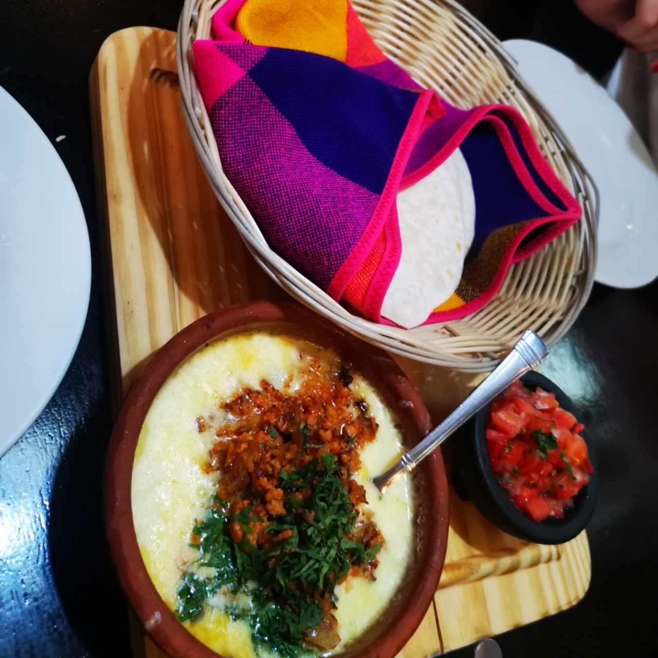 queso fundido con chorizos y tortilla