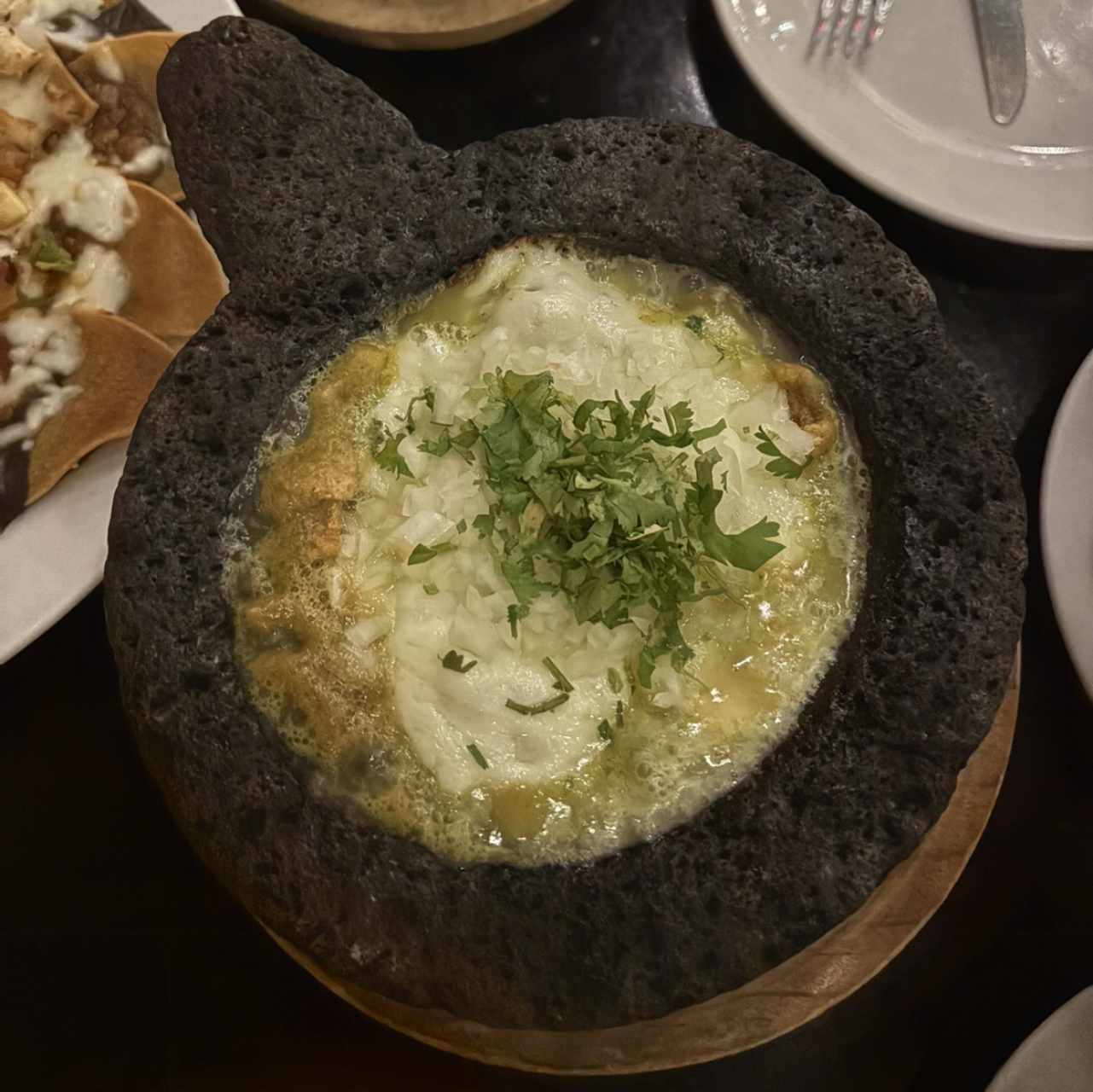 Queso fundido en salsa verde