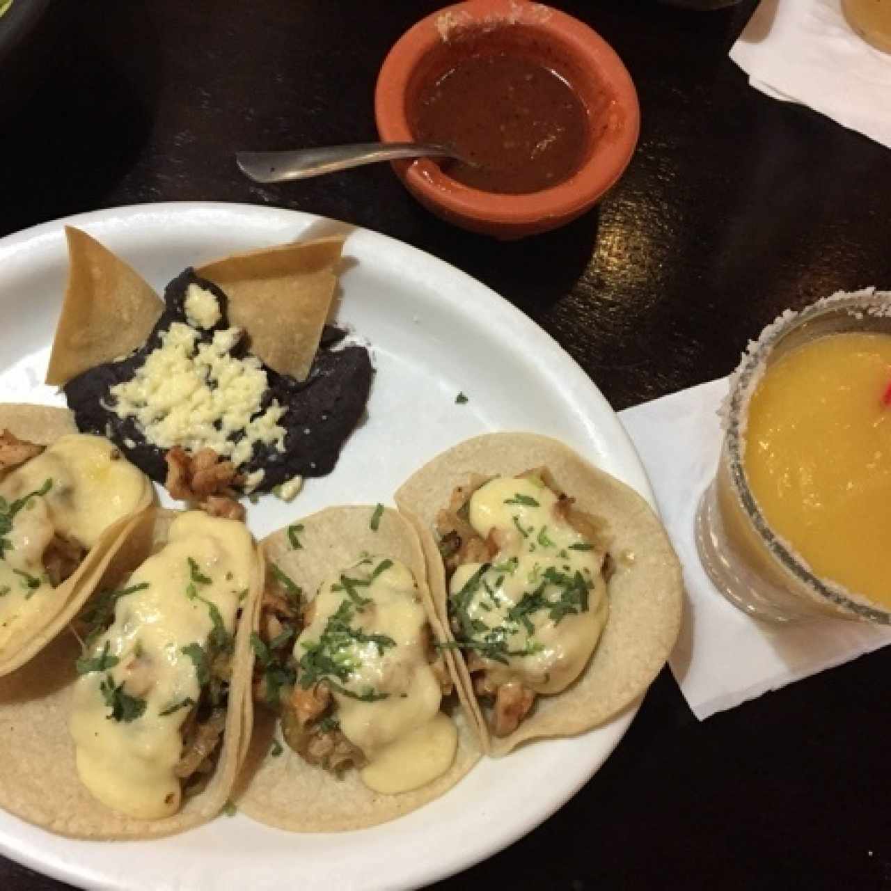 Tacos Pollo poblano y margarita de maracuya