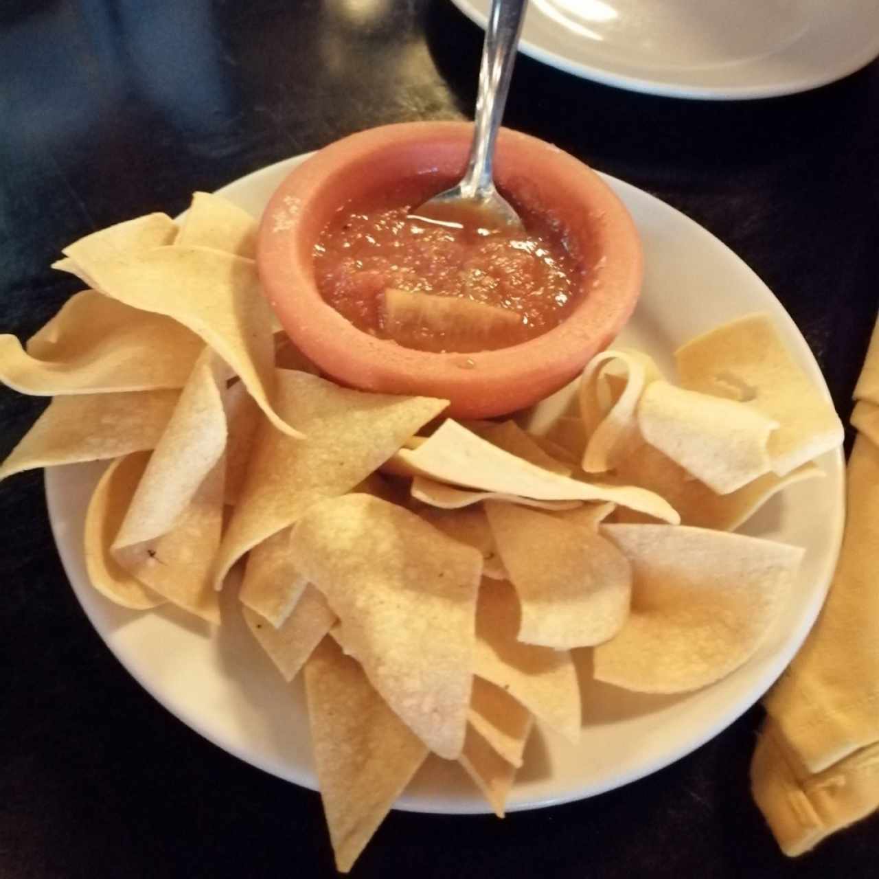 Totopos con salsa de tomate hecha a mano de cortesía 