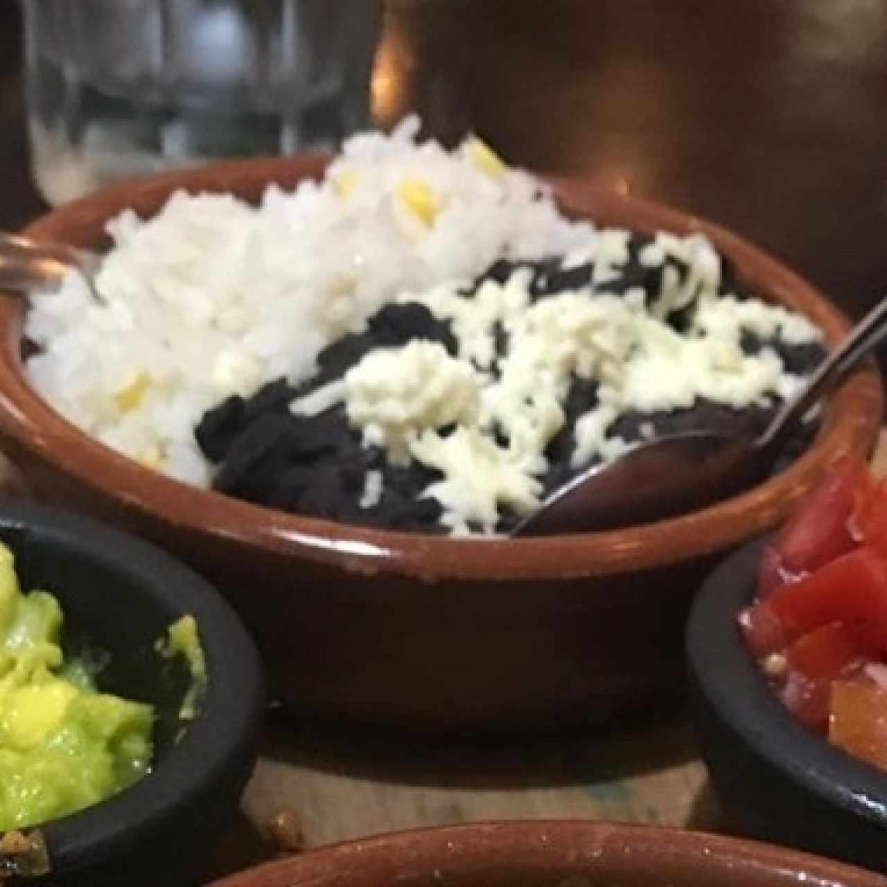 guacamole y frijoles negros