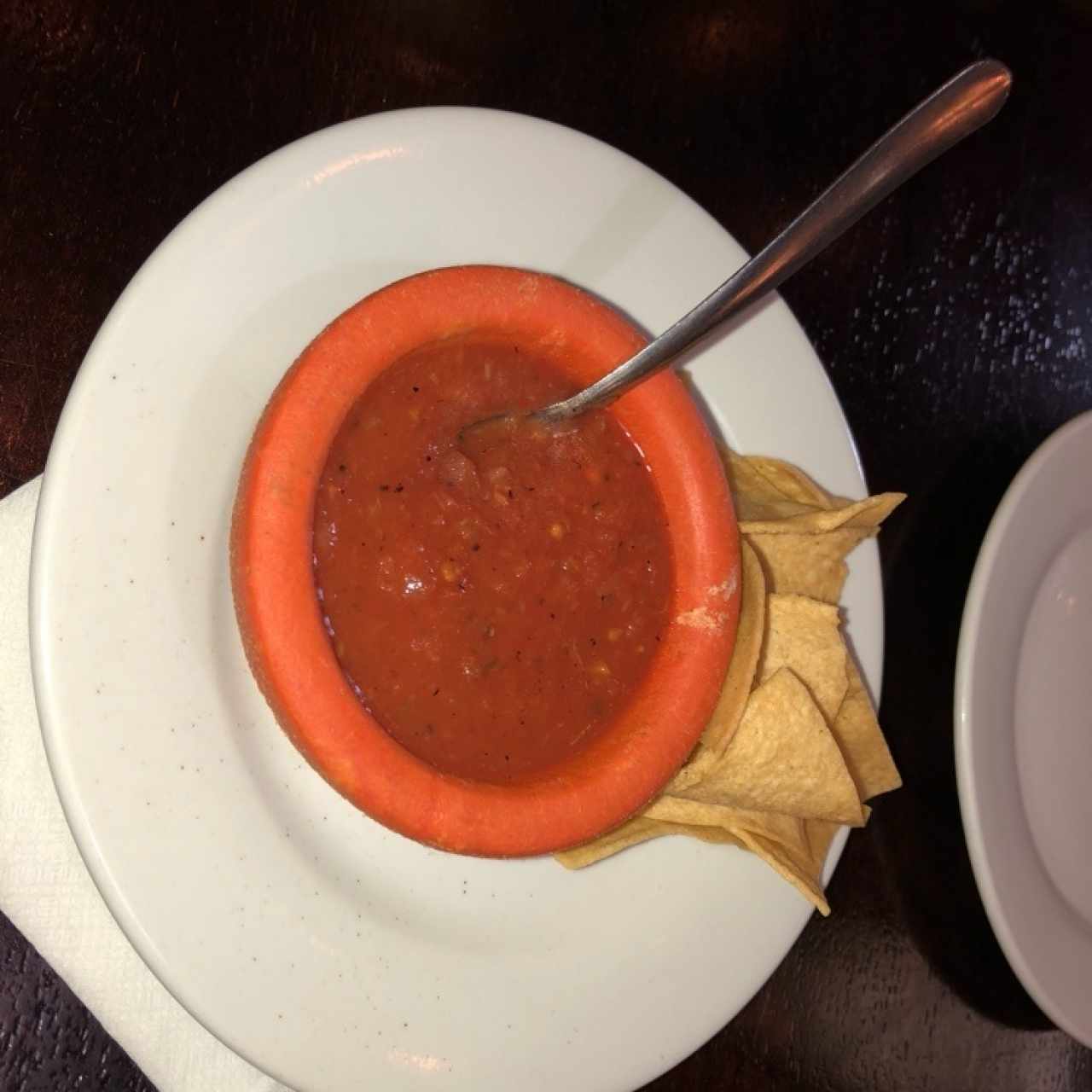 Salsa de tomate con un toque de picante y nachos