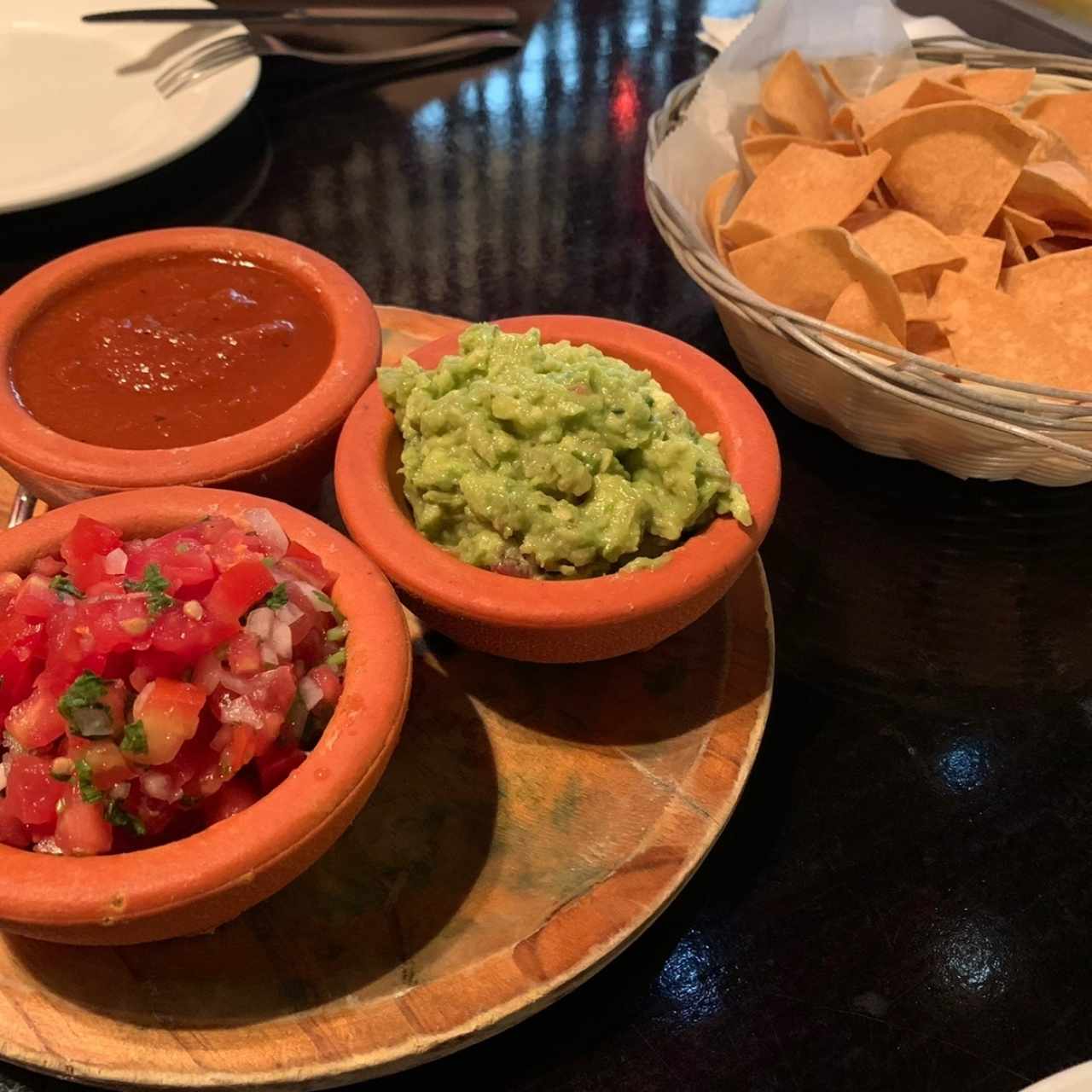 Totopos, Salsa y Guacamole