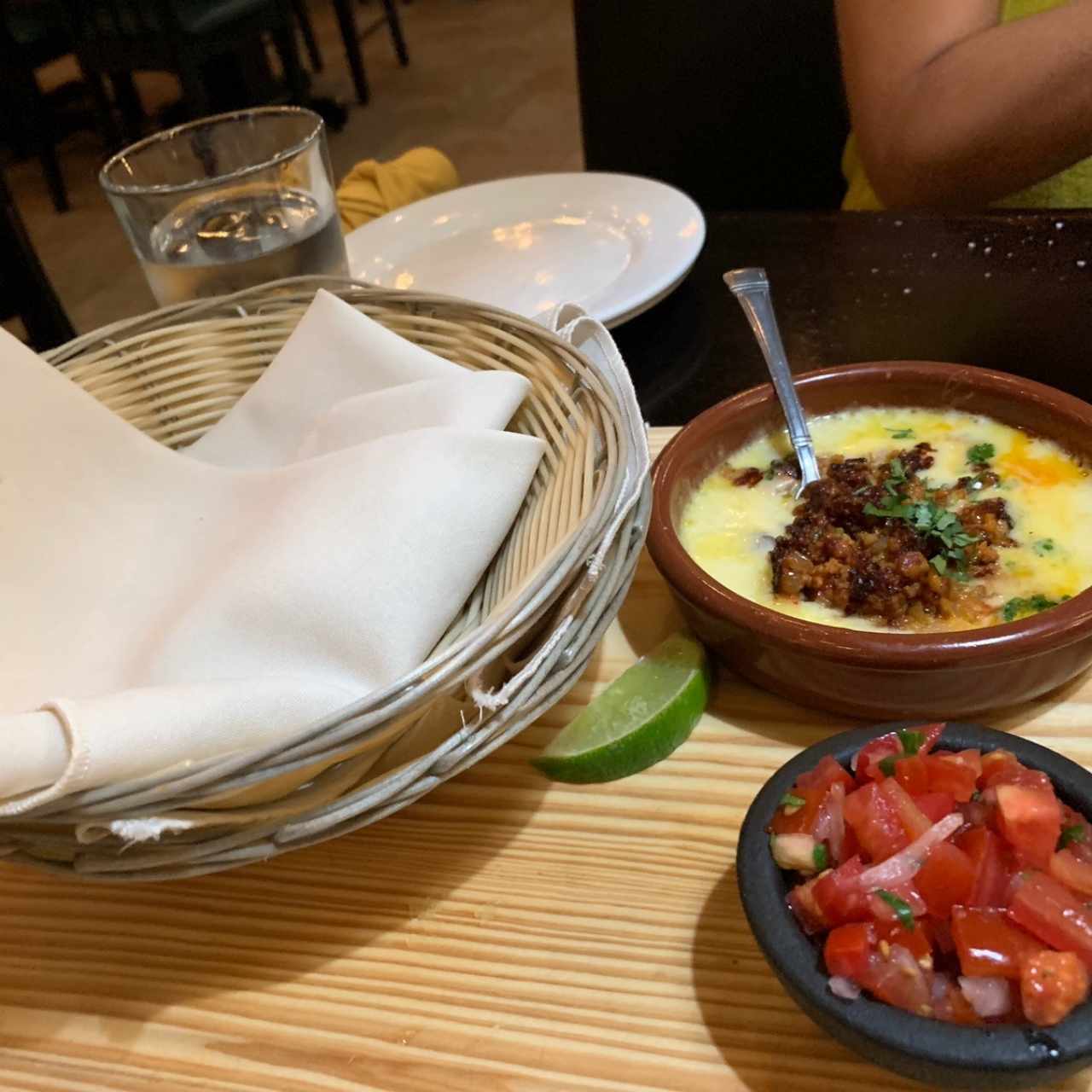 queso fundido con chorizo