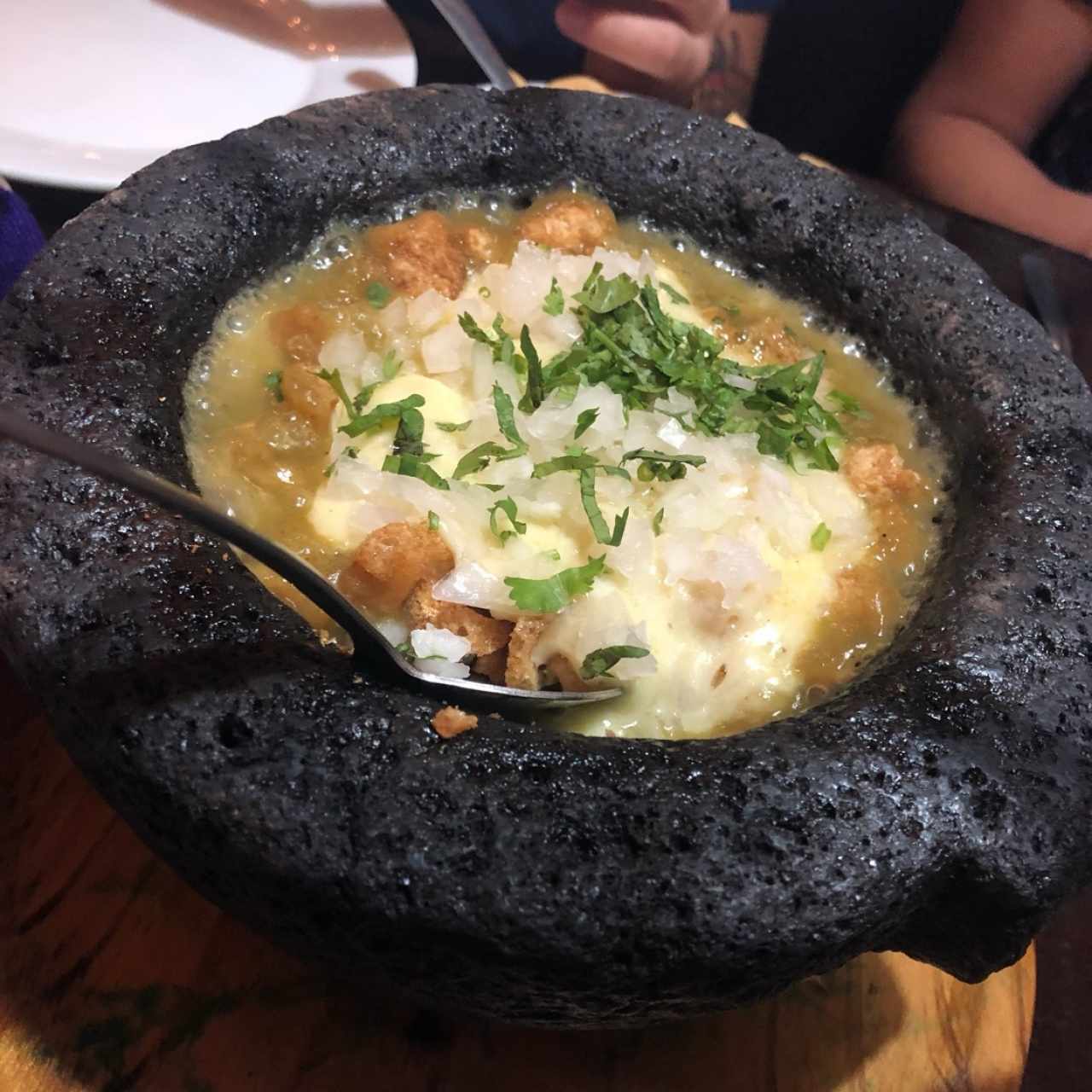 queso fundido de chicharron en salsa verde