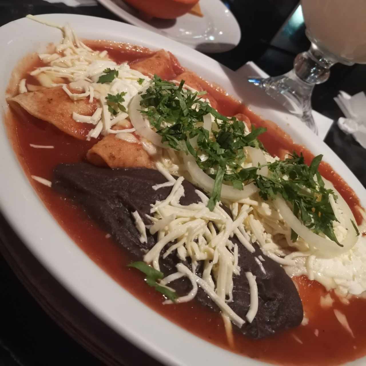 Enchilada de pollo en salsa roja