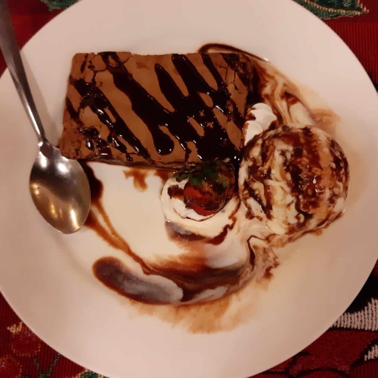 brownie con helado de vainilla